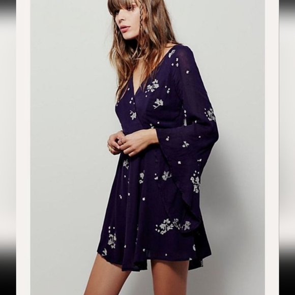 Free People Jasmine Bell Sleeve Mini dress Embroidered size 6 Navy Boho Floral - Picture 1 of 12